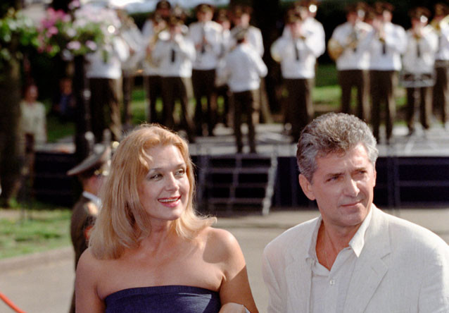 С 1995-го Ирина Алферова состоит в браке с актером Сергеем Мартыновым. Они познакомились на съемках фильма «Звезда шерифа». На фото: супруги на ХХIII Московском международном кинофестивале, 2001 год