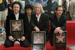 В 1999 году группа получила звезду на аллее славы Голливуда. Слева направо: Майк Кэмпбелл, Хоуи Эпштейн, Том Петти и Бенмонт Тенч
