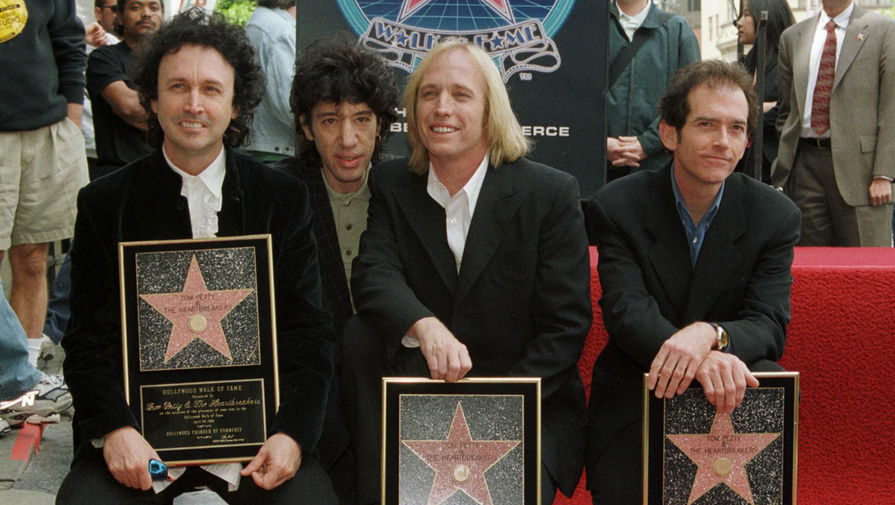 В&nbsp;1999 году группа получила звезду на&nbsp;аллее славы Голливуда. Слева направо: Майк Кэмпбелл, Хоуи Эпштейн, Том Петти и Бенмонт Тенч
