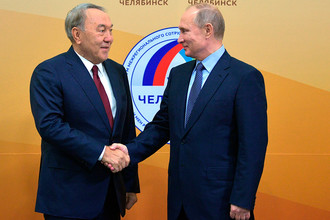 Владимир Путин и президент Казахстана Нурсултан Назарбаев во время двусторонней встречи в Челябинске, 9 ноября 2017 года