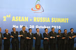 Президент России Дмитрий Медведев и другие политики во время рукопожатия на саммите АСЕАН в Ханое, 2010 год