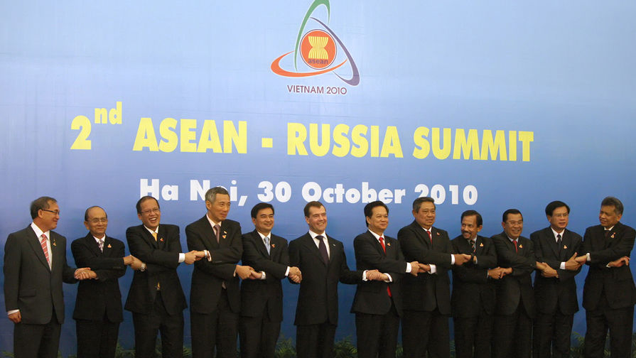 Президент России Дмитрий Медведев и другие политики во время рукопожатия на&nbsp;саммите АСЕАН в&nbsp;Ханое, 2010&nbsp;год