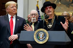 Президент Дональд Трамп и музыкант Кид Рок в Белом доме во время церемонии подписания Закона о модернизации музыки, 2018 год
