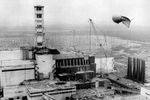 Строительство бетонного защитного саркофага «Укрытие» над разрушенным четвертым энергоблоком Чернобыльской атомной электростанции после аварии, произошедшей 26 апреля 1986 года. Точная дата съемки не установлена.
