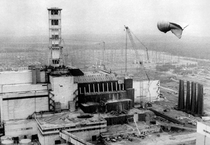 Строительство бетонного защитного саркофага &laquo;Укрытие&raquo; над разрушенным четвертым энергоблоком Чернобыльской атомной электростанции после аварии, произошедшей 26 апреля 1986 года. Точная дата съемки не установлена.