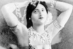 После развода Мата Хари уехала в Париж. С 1905 года она стала выступать с восточными танцами, которые выглядели весьма эротично, потому что танцовщица появлялась перед небольшим кругом зрителей почти обнаженной