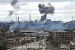 Дым над заводом «Азовсталь» в Мариуполе, апрель 2022 года