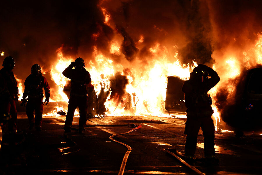 Пожарные тушат горящие автомобили во время столкновений между&nbsp;протестующими и полицией после гибели 17-летнего подростка, убитого французскими полицейскими в&nbsp;Нантере, пригород Парижа, Франция, 28&nbsp;июня 2023&nbsp;года

