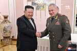 Глава Минобороны России Сергей Шойгу и лидер КНДР Ким Чен Ын во время совместной встречи в Пхеньяне, 26 июля 2023 года