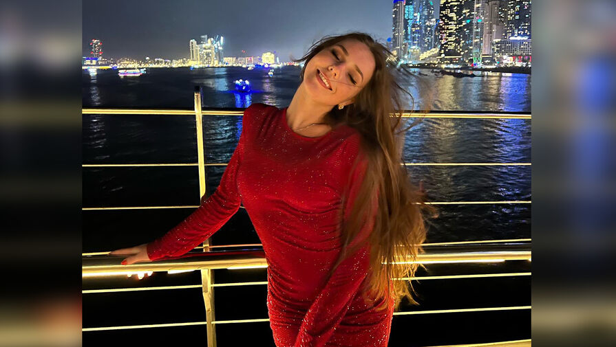 Российская фигуристка показала фото в коротком красном платье