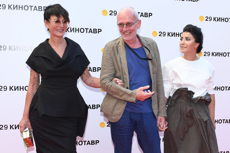 Политик Ирина Хакамада, режиссер и продюсер Александр Гордон и его супруга Нозанин Абдулвасиева (справа) перед&nbsp;торжественной церемонией закрытия 29-го российского фестиваля &laquo;Кинотавр&raquo; в&nbsp;Сочи, 2018&nbsp;год