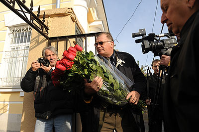 Миллион алых роз, российский триколор, тысяча скорбящих – на Ваганьковском кладбище похоронили криминального авторитета Япончика. 