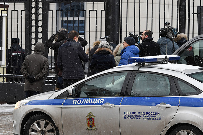 Журналисты у здания Следственного комитета России