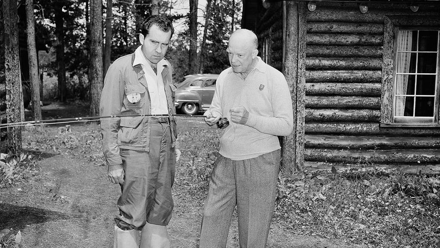 Кандидат в президенты Дуайт Эйзенхауэр учит ловить рыбу кандидата на пост вице-президента Ричарда Никсону во время отдыха в Колорадо, 1952 год