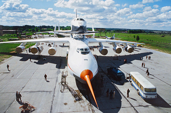 Грузовой самолет АН 225 «Мрия» с многоразовым космическим кораблем «Буран» в Киев, 1989 год