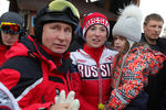 Президент России Владимир Путин фотографируется с девочкой после катания на лыжах в Сочи, 13 февраля 2019 года