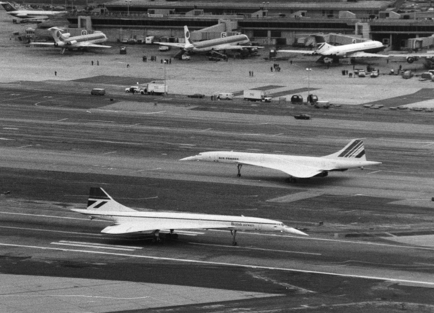 Самолеты &laquo;Конкорд&raquo; авиакомпаний British Airways и Air France на ВПП Международного аэропорта имени Джона Кеннеди после первых коммерческих перелетов из Лондона и Париже в Нью-Йорк, 1977 год