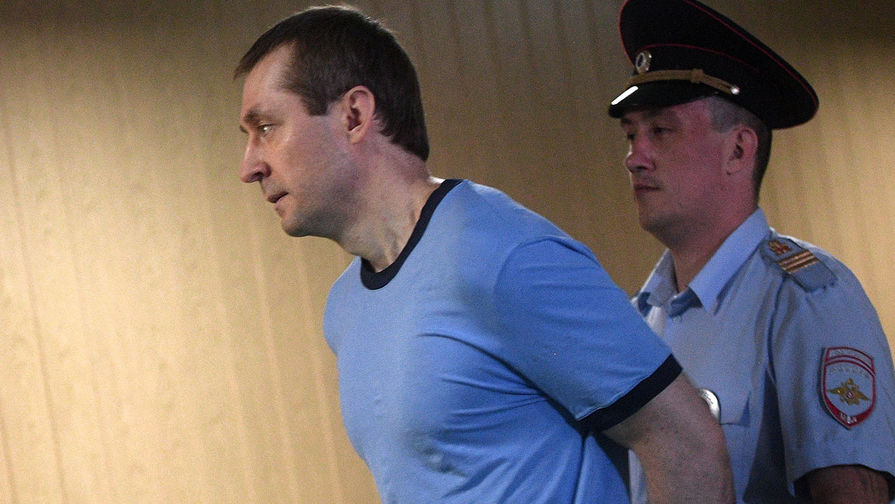 Суд сократил срок экс-полковнику Захарченко