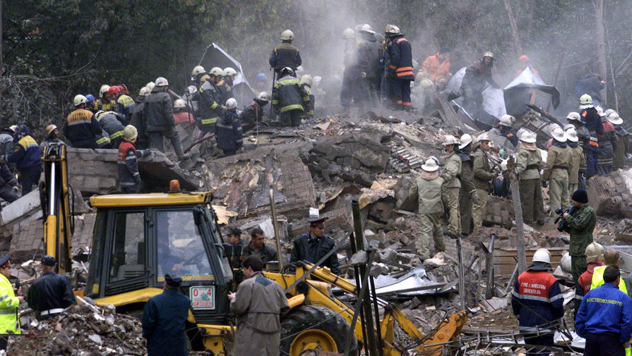 Спасательные работы на месте взрыва в жилом доме на Каширском шоссе в Москве, 13 сентября 1999 года