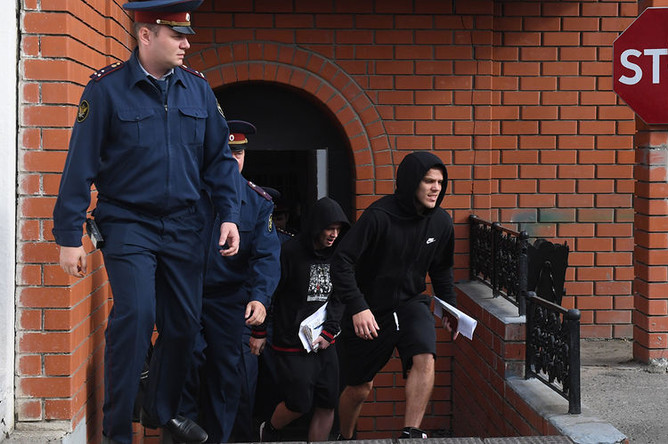 Братья Кирилл и Александр Кокорины у КПП исправительной колонии №4 города Алексеевка Белгородской области после освобождения, 17 сентября 2019 года