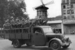 Одна из немецких войсковых частей, дислоцированных в Париже, на фоне знаменитого кабаре, 1940 год