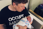 Илон Маск с новорожденным сыном