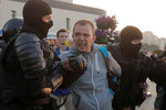 Спецназ задерживает участников акций протеста в Минске после выборов президента Белоруссии, 10 августа 2020 года