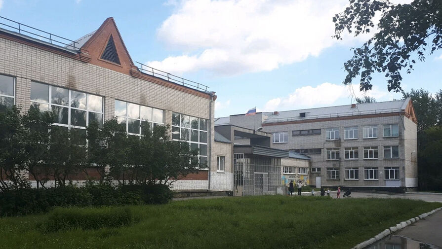 Ученики заступились за педагога, угрожавшего пятиклассникам на уроке в школе Екатеринбурга