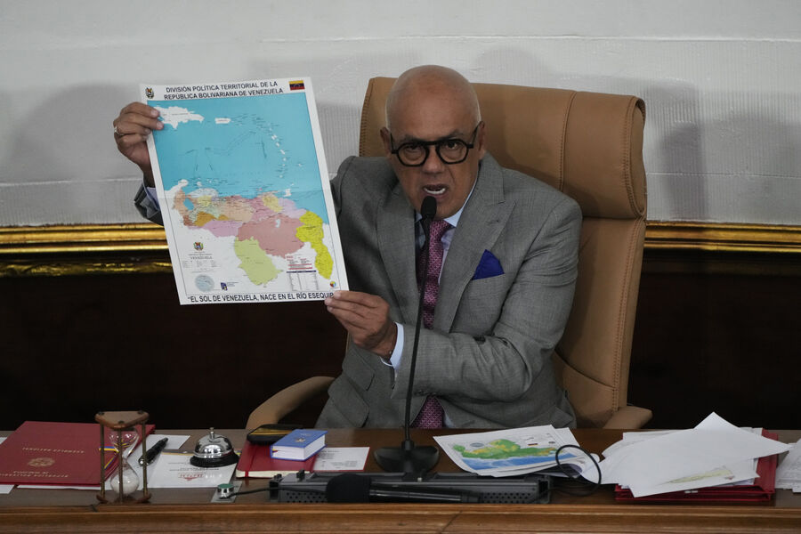 Председатель Национальной ассамблеи Венесуэлы Хорхе Родригес показывает карту Венесуэлы с территорией Эссекибо, 6 декабря 2023 года