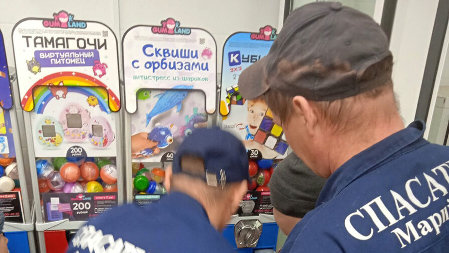 В Звенигове школьник застрял в автомате с игрушками 
