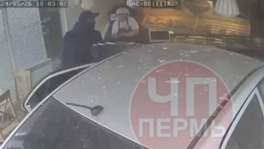 Автомобиль разгромил пекарню в Перми