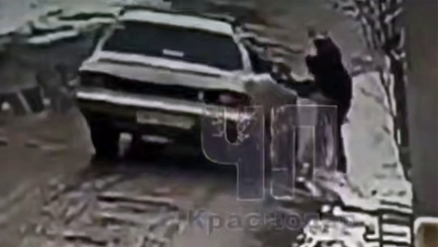 Начал хватать за интимные части: на видео попало, как водитель напал на девочку