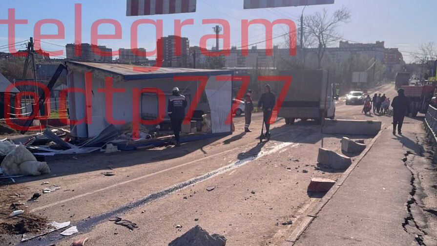 Иномарка с россиянином пробила бетонный блок и попала на видео