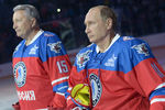 Владимир Путин во время хоккейного матча Ночной хоккейной лиги в Большом Ледовом дворце