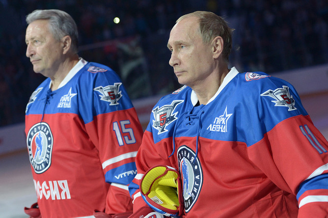 Владимир Путин во время хоккейного матча Ночной хоккейной лиги в Большом Ледовом дворце