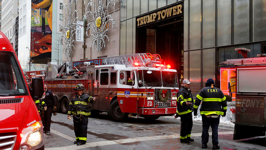 Сотрудники пожарного департамента Нью-Йорка у&nbsp;Трамп-тауэр на&nbsp;Манхэттене, 8 января 2018 года