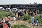 Экстренные службы на месте возгорания поезда в пакистанской провинции Пенджаб, 31 октября 2019 года