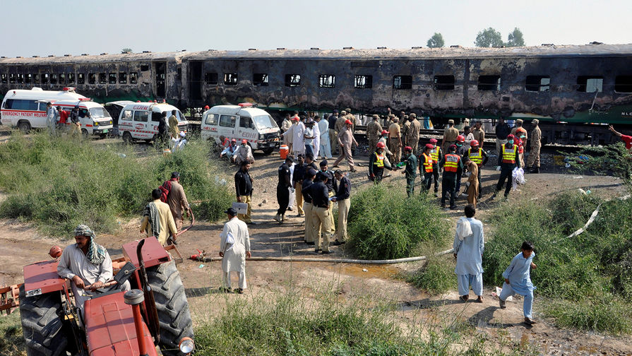 Экстренные службы на&nbsp;месте возгорания поезда в&nbsp;пакистанской провинции Пенджаб, 31 октября 2019 года