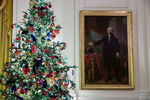 Портрет Джорджа Вашингтона и рождественские украшения в Белом доме, 2 декабря 2019 года