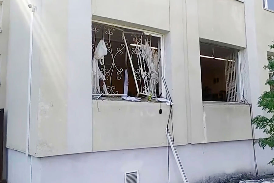 Поврежденное окно гимназии №175 в&nbsp;Казани, 11 мая 2021 года