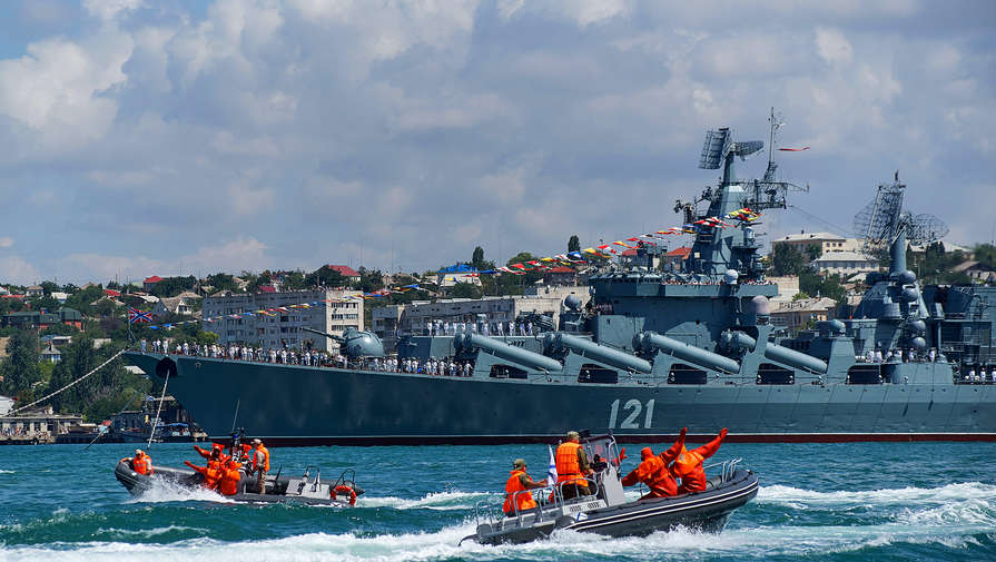 Пентагон: пострадавший от пожара российский крейсер Москва движется на восток