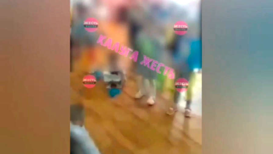 В Калуге воспитательница швырнула ребенка в другую часть зала во время репетиции концерта