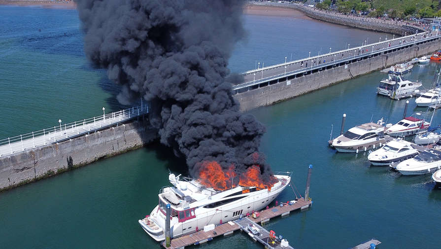 Пожар охватил 26-метровую яхту в британской гавани
