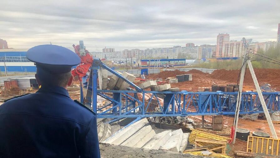 В Кирове башенный кран упал на рабочего во время стройки школы, мужчина погиб