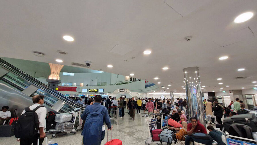 Отчаявшиеся улететь из ОАЭ россияне покидают аэропорт Дубая