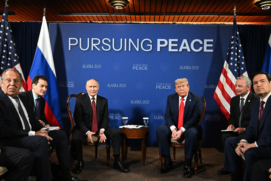 Президент РФ Владимир Путин и президент США Дональд Трамп во время переговоров в&nbsp;узком составе на&nbsp;Аляске, 15&nbsp;августа 2025&nbsp;года
