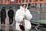 Девушка во время первого снега в Москве, 15 ноября 2025 года