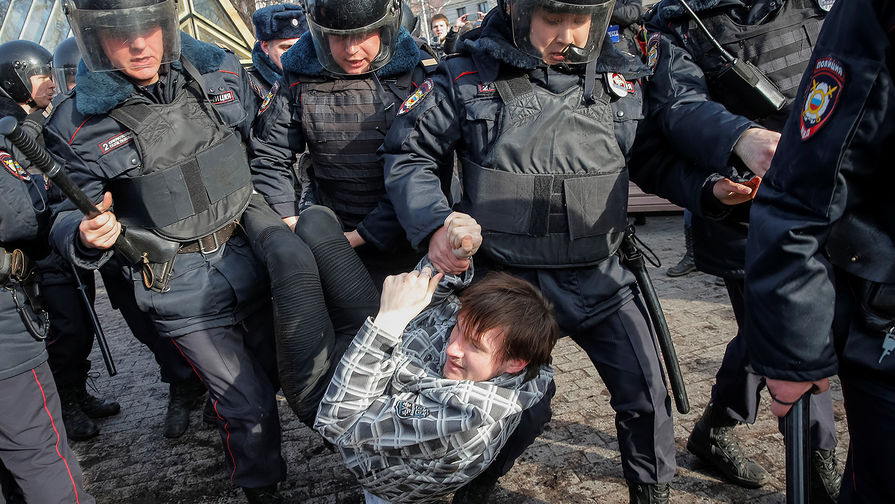Задержание участника несанкционированной акции против коррупции в центре Москвы, 26 марта 2017 года