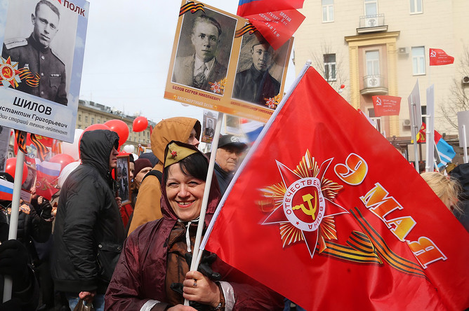Участники во время акции «Бессмертный полк» в Москве