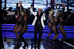 Армандо Кристиан Перес (Pitbull) выступает во время конкурса «Мисс США» в Лас-Вегасе 